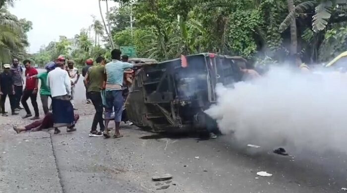 খুলনায় মাহিন্দ্রা-লরি সংঘর্ষে নিহত ৩